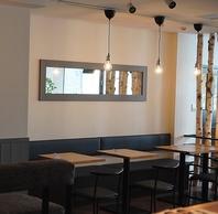 【広々とした店内席】3名様以上の大人数でもご利用可能