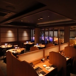 煌めく夜景が見えるお席は、特別な日に喜ばれること間違いなし！ロマンチックな夜を演出いたします。