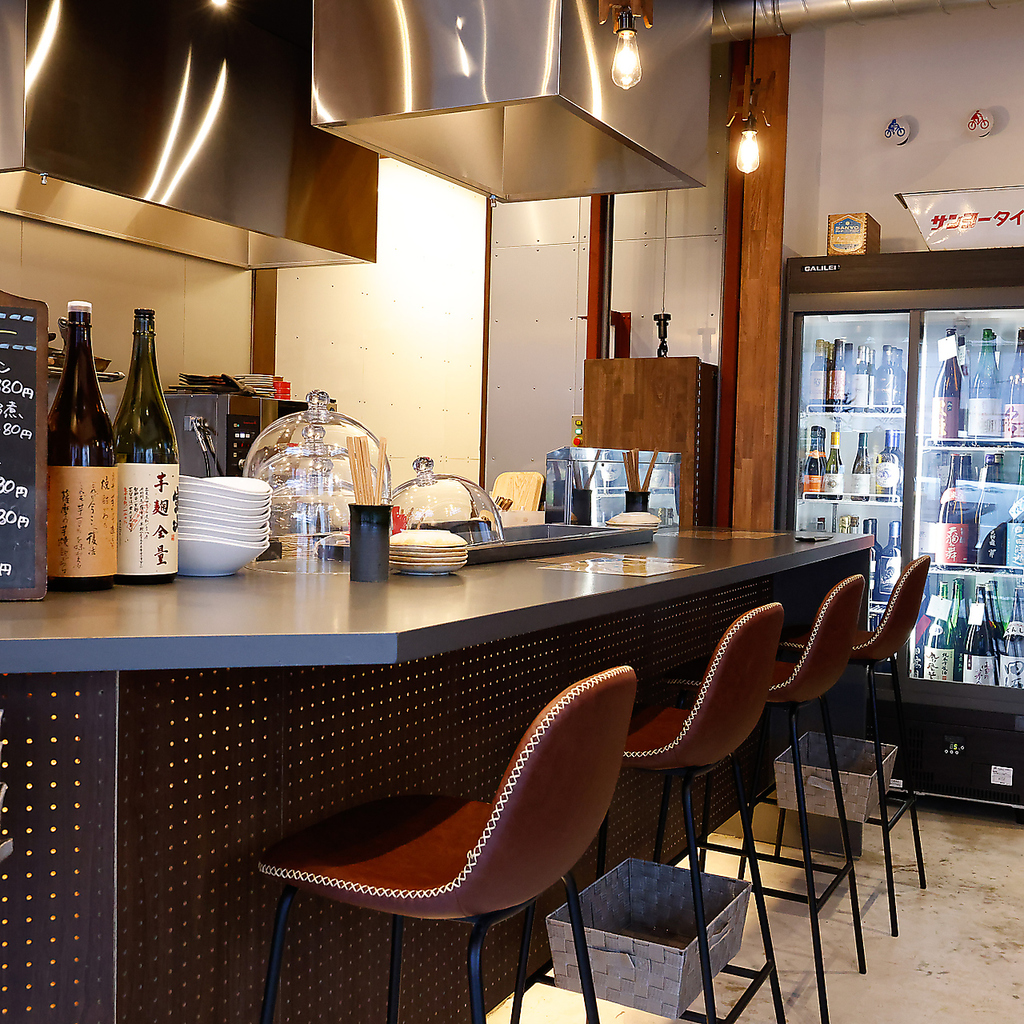 カウンター席9席完備。お一人様や二次会にぴったりの落ち着いた雰囲気でサクッと楽しんでください♪