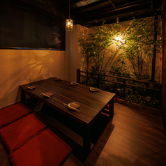 【少人数様向け完全個室】個室は接待にもご利用頂けます！そのほか会社帰りのサク飲みや、カップルにも最適♪他にも大小さまざまなお席を豊富にご用意しています。デート・女子会・合コン・仲間との飲み会・会社宴会…様々なシーンでご利用頂けます！嬉しい飲み放題付コースを各種ご用意。お席のみのご予約も◎