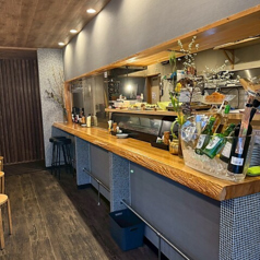 【カウンター席:6席】お一人様も安心してご利用いただける居心地の良さが魅力です!お仕事帰りのサク飲みにも◎素材にこだわった焼き鳥とお酒を、心ゆくまでご堪能ください♪