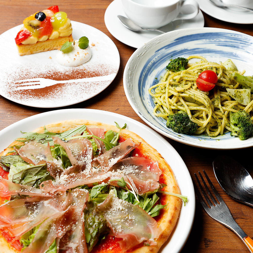 ディナーセットも１９８０円～でパスタ、ピザ、肉サンドから選べるタルトデザート付き