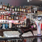 【シーシャを完備】 シーシャ（水タバコ）も楽しめ、リラックスしたひとときをお過ごしいただけます。ゆったりとした雰囲気の中で、カクテルや本格的な異国料理を味わうのがおすすめ◎桜木町、関内、日ノ出町などからもアクセス良好。デートや女子会、推し活後の語らいにもぴったりです。（