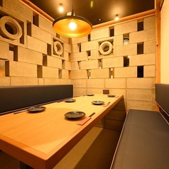 【半個室：6名様】6名様掛け用のテーブル席半個室は、ペンダントライトで落ち着いた雰囲気とベンチソファが特徴のお席です。大切な方の会食や接待、誕生日、記念日など、特別な日の各種宴会シーンに最適。また、奥のベンチソファは小さなお子様でもご利用可能ですので、お子様連れの方でも安心してご利用いただけます。