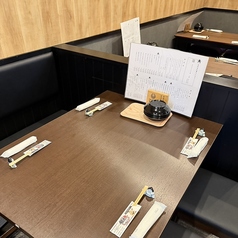 4名掛けテーブルが3席あります