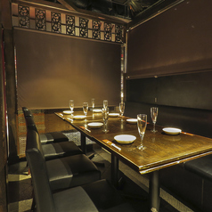 壁で遮られ周りのお客様も気になりにくいテーブル席もございます。ご友人や会社の同僚、女子会など様々なシーンでご利用いただきやすいシックな空間です。