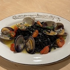 あさりのボンゴレビアンコ　イカ墨の生パスタ　タリオリーニ