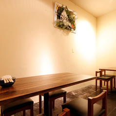 清潔感ある店内には、4名テーブル（×5卓）も多数ございます。秋葉原駅から徒歩1分の好立地で、ご友人や仕事仲間とのお食事にも最適です。