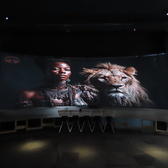 【大画面モニター＋高品質音響】1階・2階それぞれに大画面モニターがございます。お好きな動画を流すのも◎