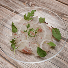 自家製淡路玉ねぎのドレッシング本日鮮魚のカルパッチョ