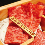 噛みしめるたびに溢れるお肉の旨味に自然と笑顔がこぼれます♪美味しい料理で会話もさらに弾むはず。