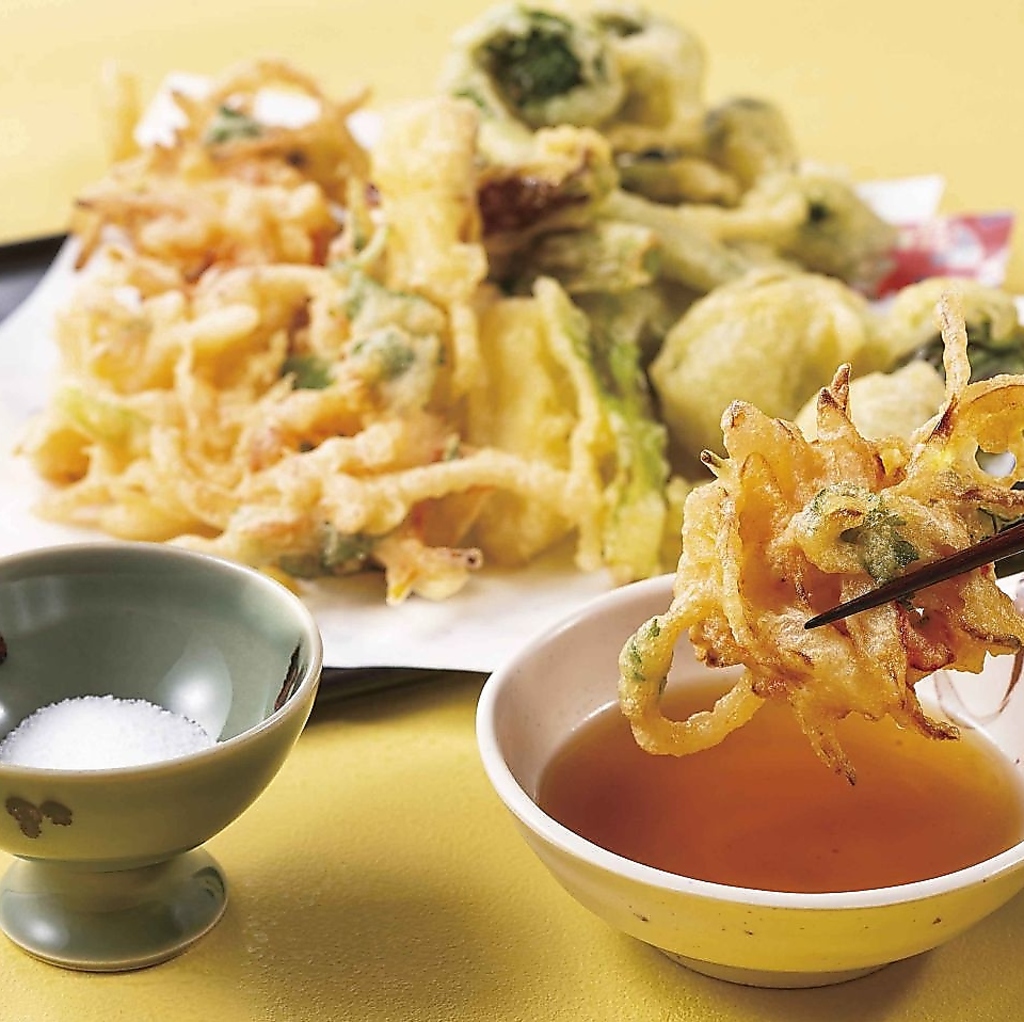 オープンライブキッチンでは熟練のシェフが目の前で調理いたします。