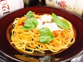 料理メニュー写真 水牛モッツァレラとバジルのトマト（60ｇ/120ｇ）