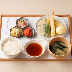 ランチは博多天ぷら定食♪ごはん＆お味噌汁食べ放題！