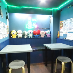 【テーブル席：2名様×2卓】ポップな装飾が目を惹くオシャレな店内。デートにオススメな2人席をご用意してます♪女子会にも◎