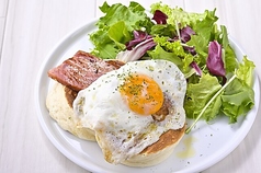 ベーコンと目玉焼きのパンケーキ