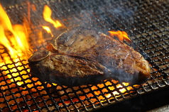 炭火×牛脂の炎で焼き上げる、焼きたての一皿