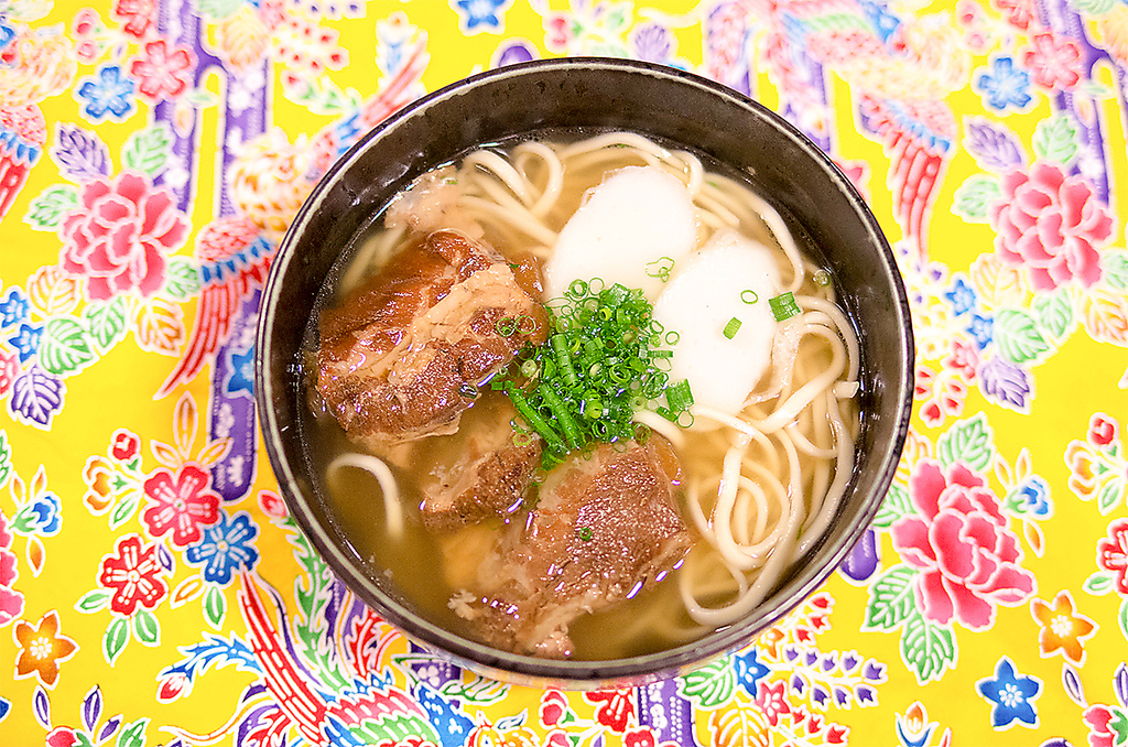 ソーキそば。出汁にこだわった沖縄そば!!