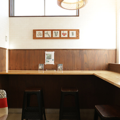 カウンター席に飾られた野菜の絵のパネルがとってもオシャレ♪心温まるカウンター席で、友人同士や恋人同士、思い出に残るひとときをお過ごしください♪席の間隔も広めで落ち着いて食事出来ます♪