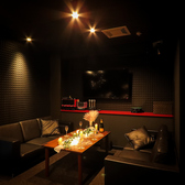 最大12名様までご利用可能な、貸切完全個室をご用意！カラオケ歌い放題のVIPROOMとなっています。人気のお部屋ですのでお早めのご予約がおすすめです♪バルーンデコレーション等、各種演出もお気軽にご相談ください。