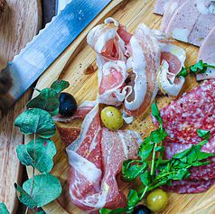 生ハムとサラミ盛り合わせ