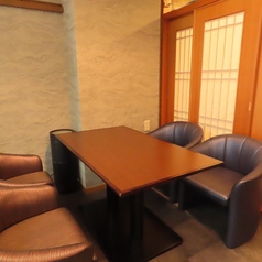 【広々とご利用いただけます♪】1人ひとりの椅子が大きく、テーブルは広々とお使いいただけるため、ゆっくりと落ち着いて食事をお楽しみいただけます！韓国料理専門店ならではのお料理をご堪能ください♪