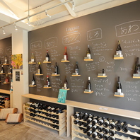 世界のワインを気軽に味わえる場所◎