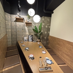 店内の一番奥には6名様（最大8名様）の個室席を完備、入口は満月と黒猫の暖簾で仕切られてます☆少人数でのご宴会や接待、特別な宴席にはぴったりの隠れ家感満載の個室席を是非ご利用下さい！