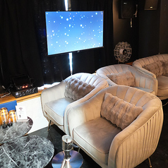 【3階】4～6名でご友人たちとのシーシャやお食事をお楽しみいただけます。カラオケ設備あり！