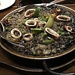 リピーター続出！濃厚なイカスミのコクと旨味がクセになる漆黒パエリア