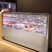 当店のオリジナル熟成庫では、独自のエイジング技術を用いて、わずか一週間で40日以上の熟成効果を実現。