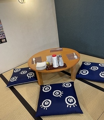 3~4名で利用できるお座敷席が2つございます。最大8人までのグループでご利用いただけます。