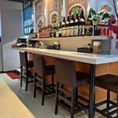 店内には、仕事帰りにふらっと寄りやすい壁向きのカウンター席を5席ご用意。周りを気にせず自分のペースで過ごせるため、おひとりさまでも気軽に利用しやすい落ち着いた空間です。静かに飲みたい時や、軽く食事を楽しみたい時にもぴったり。ほどよい距離感でくつろげる、使い勝手の良いカウンター席です。