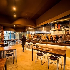 大きな窓に面した4名様用のテーブル席は、開放感たっぷり。窓にはモダンなアートが施され、夜の街を眺めながらお食事をお愉しみいただけます。4名様ずつのグループ利用はもちろん、お席を繋げての中規模なご宴会にも対応可能です。洗練されたインテリアに囲まれて、賑やかな宴のひとときをお過ごしください。