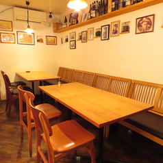 仲の良いご友人との飲み会、女子会、合コンなどに最適な4名掛けのテーブル席です。プライベート感を程よく保ちつつ、賑やかにワイワイ盛り上がれる開放的な雰囲気が魅力!美味しいお料理を囲みながら、尽きないトークと楽しい時間をお過ごしください。