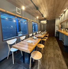 【テーブル席:25席】オシャレな内装とインテリアで、落ち着いた雰囲気のテーブル席です。ご家族やご友人とのお食事や、カジュアルな飲み会でのご利用にもぴったり◎