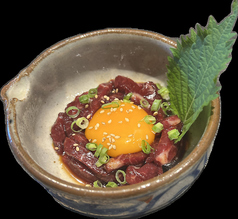 馬刺しの月見ユッケ