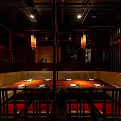 雰囲気たっぷりの当店は、デートにもピッタリ。和モダンでおしゃれな店内で、ムーディーなディナーはいかがでしょうか？ふかふかのソファーが心地よく、ゆったりとリラックスしてお過ごしいただけます。