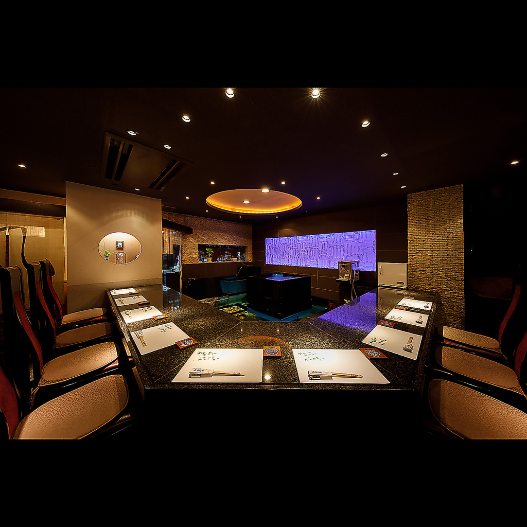 瀬戸内の雰囲気を楽しめる生簀を前にお料理を