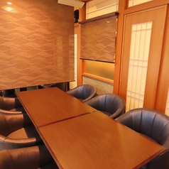 【最大6名様/半個室】会社の飲み会やご友人との集まり、イベントなど少人数でのご利用も大歓迎！すだれの仕切りもあるため、周りを気にせずごゆっくりご飲食をお楽しみいただけるのが魅力です。本格韓国料理を囲みながら、特別な時間をお過ごしください◎