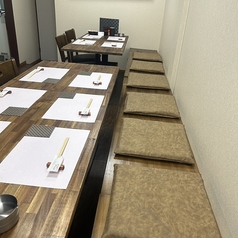 テーブルを連結して大人数宴会にも対応可能。シーンに合わせてレイアウト変更でき、グループ利用にも使いやすい柔軟な空間です。