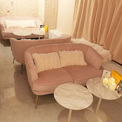 【4階】ピンクと白を基調としたゆったり空間。デートでのんびり語り合うにも、ご友人同士で深夜までくつろぐにもぴったり。心ゆくまでシーシャと会話をお楽しみいただけます。