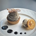 料理メニュー写真&nbsp;黒胡麻タルト　丹波黒豆アイスを添えて