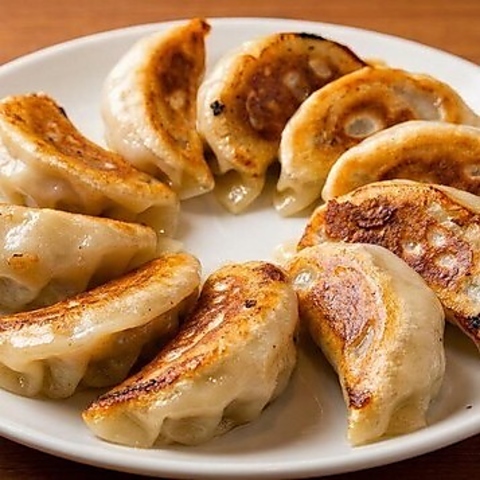 毎日店内で手包みする自慢の餃子◎皮はもちもち、餡はジューシーでビールと相性抜群♪