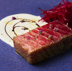 銚子港　あか身 藁焼きタタキ ビーツ＆チーズ