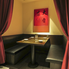 カーテンで個室のように仕切ることのできるソファー席。周りの席が気になりにくいお席なので、プライベートなお食事の場におすすめです。