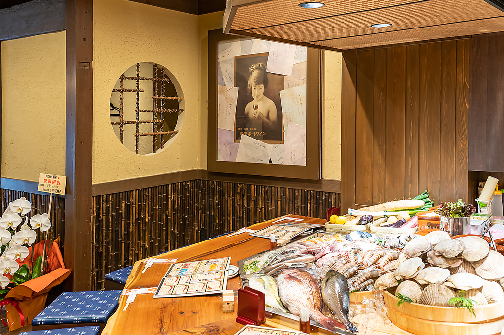 目の前で豪快に焼き上げるカウンター席は炉ばたの醍醐味