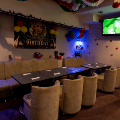 【お誕生日もお任せ！大勢で座れるテーブル席】当店ではお席の余裕たっぷり！女子会や飲み会、お誕生日に宴会！みんなで盛り上がれるパーティーのことならおまかせください◎