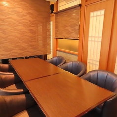 【半個室もご用意！】会社の飲み会やご友人との集まり、懇親会など少人数でのご利用も大歓迎！すだれの仕切りもあるため、周りを気にせずごゆっくりご飲食をお楽しみいただけるのが魅力です。本格韓国料理を囲みながら、特別な時間をお過ごしください◎