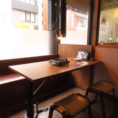 【焼肉エリア】焼台に吸煙のための上引きフードがあり、店内環境は快適です。ソファのお席もございます。